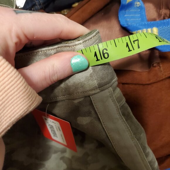 Spanx Stretch Twill Shorts In Green Camouflage Women's Size Large NWT - Picture 5 of 14